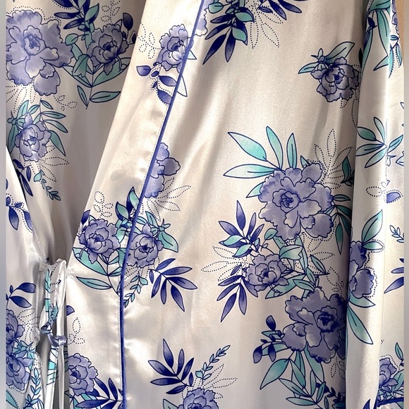 NWT MORGAN TAYLOR Satin Floral Robe Blue Purple White Women’s S/M - Picture 3 of 12